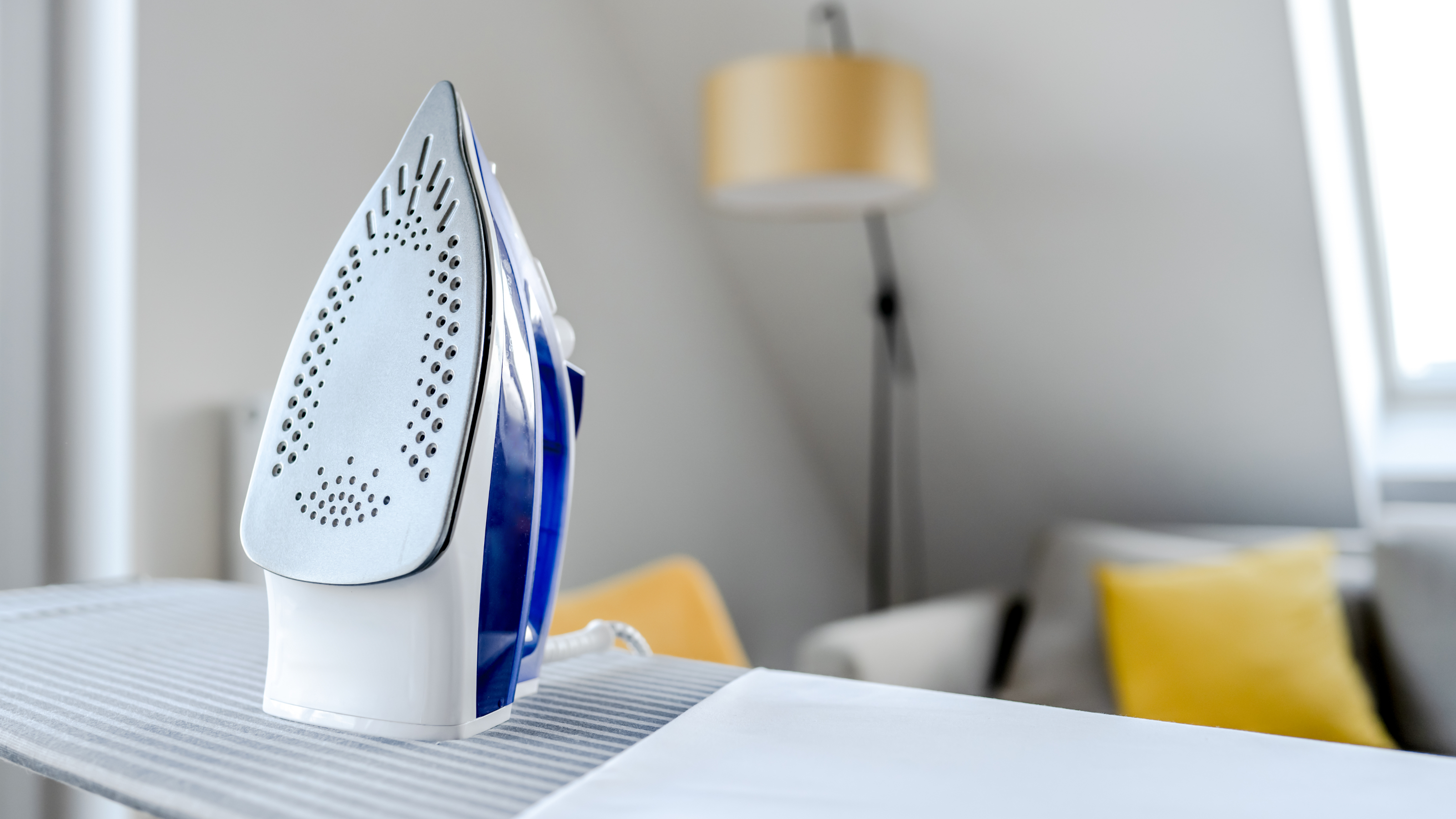 Your Guide to Buy a Mini Steam Iron for Dorm Life