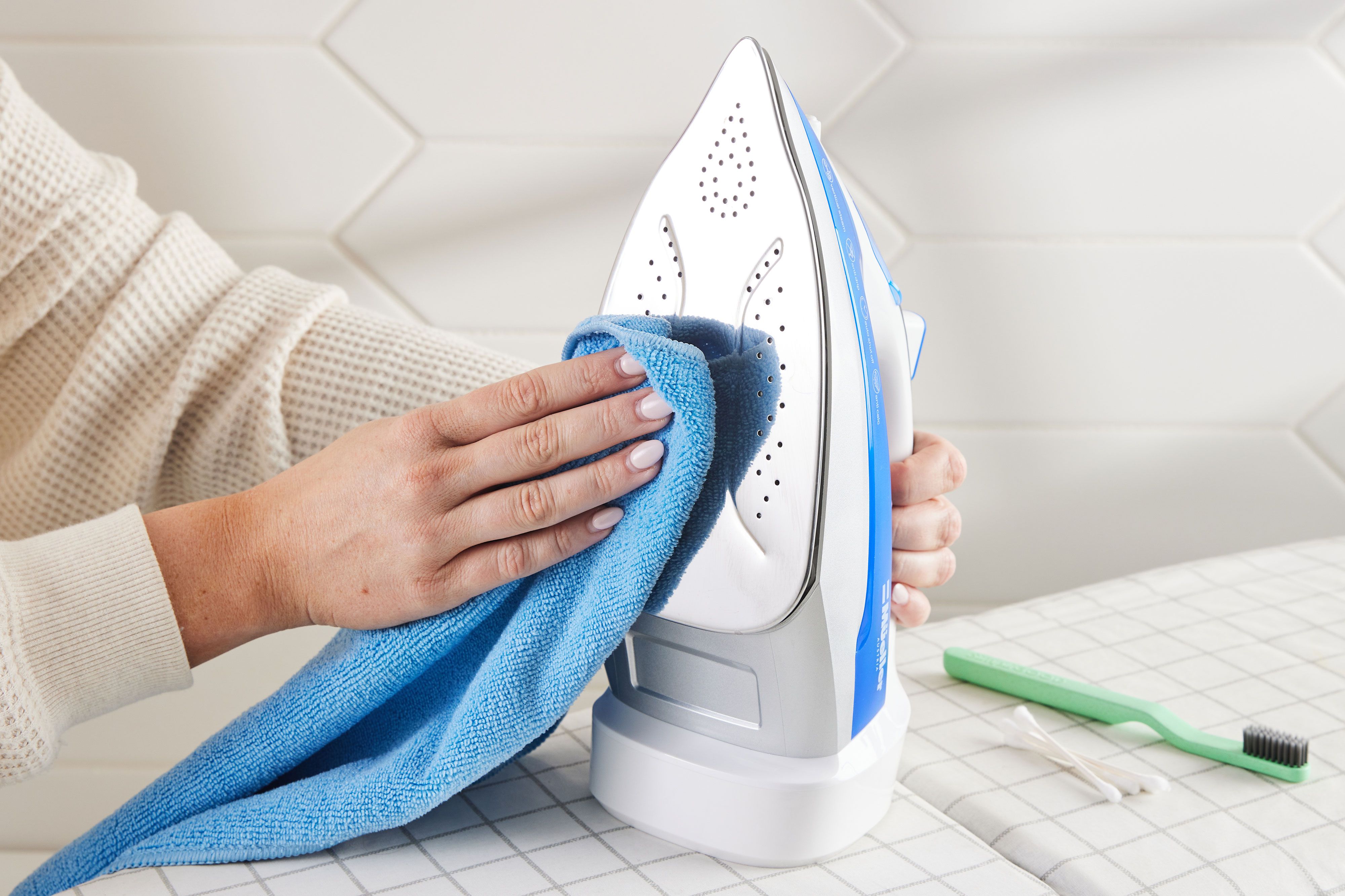 The Ultimate Guide: How to Descale a Steam Iron Naturally